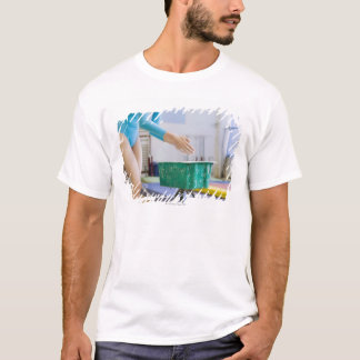 Gymnast, der ihre Hände weißt T-Shirt