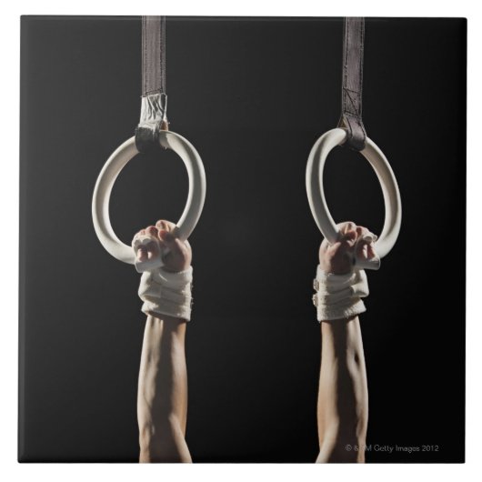 Gymnast, der von Ringen 2 schwingt Fliese (Vorderseite)