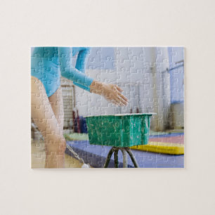 Gymnast, die sich die Hände kalkt Puzzle
