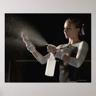 Gymnast sprüht Wasser in Händen Poster