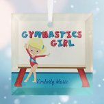 Gymnastik Girl Niedlich Blonde Custom Christmas Ornament Aus Glas<br><div class="desc">Dieses niedliche Gymnastikmädchen Weihnachtsschmuck zeigt ein hübsches blondes Turniermädchen,  das vor einem Strahl stehend ist. Sie trägt einen roten Leotard und lächelt neben ihrem schönen blauen Monogramm. Perfektes Urlaubsgeschenk für Kinder,  die Gymnastik Lieben.</div>