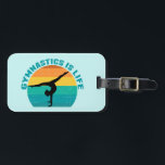 Gymnastik ist das Leben Schönes Sunset Gymnastik A Gepäckanhänger<br><div class="desc">Gymnastik ist Leben. Niedliches Sonnenuntergang-Gymnastikgeschenk mit einem schönen bunten Hintergrund hinter einer Frau,  die einen hübschen Handstand mit den Splint macht.</div>