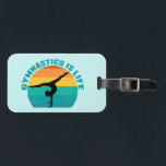 Gymnastik ist das Leben Schönes Sunset Gymnastik A Gepäckanhänger<br><div class="desc">Gymnastik ist Leben. Niedliches Sonnenuntergang-Gymnastikgeschenk mit einem schönen bunten Hintergrund hinter einer Frau,  die einen hübschen Handstand mit den Splint macht.</div>