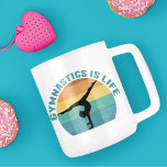 Gymnastik ist das Leben Schönes Sunset Gymnastik A Kaffeetasse<br><div class="desc">Gymnastik ist Leben. Niedliches Sonnenuntergang-Gymnastikgeschenk mit einem schönen bunten Hintergrund hinter einer Frau,  die einen hübschen Handstand mit den Splint macht.</div>