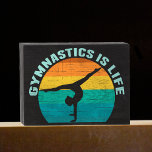 Gymnastik ist das Leben Schönes Sunset Gymnastik Holzkisten Schild<br><div class="desc">Gymnastik ist Leben. Niedliches Sonnenuntergang-Gymnastikgeschenk mit einem schönen bunten Hintergrund hinter einer Frau,  die einen hübschen Handstand mit den Splint macht.</div>