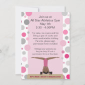 Gymnastik-Party-dunkles Haar-Mädchen im Rosa und Einladung (Rückseite)