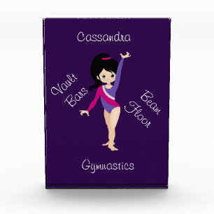 Gymnastik Schwarzes Haar, blaue Augen, Lila Leotar Fotoblock