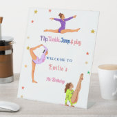 Gymnastik springen Cartwheels Mädchentbindung Begr Sockelschild (In Situ)