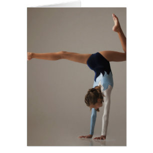 Gymnastikweibchen (12-13) darstellender Handstand