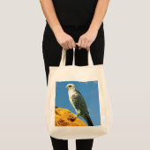 Gyrfalcon steht auf einem Felsen Tragetasche (Vorderseite (Produkt))