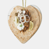 Gyros pita mit Tzatziki coleslaw olives und feta Keramik Ornament (Links)