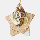 Gyros pita mit Tzatziki coleslaw olives und feta Keramik Ornament (Links)