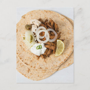 Gyros pita mit Tzatziki coleslaw olives und feta Postkarte