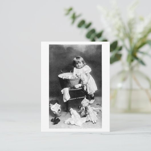 h304 Edwardian Girl with Dolls Clothes Postkarte (Stehend Vorderseite)