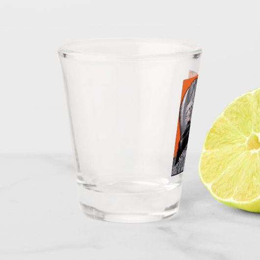 H.G sagt, was kommt, wenn man Glas schüttet (Links)