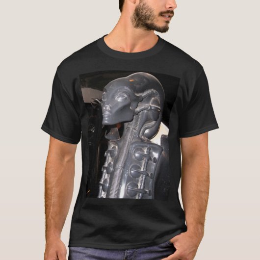 H R Giger Museum. Gruyer, Schweiz T-Shirt (Vorderseite)
