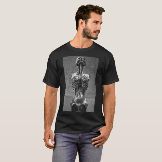 H R Giger Museum. Gruyères, Schweiz T-Shirt (Vorne ganz)