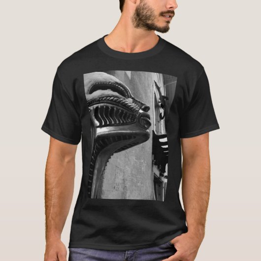 H R Giger Museumsstatue. Gruyères, Schweiz T-Shirt (Vorderseite)