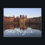 Haager Skyline in den Niederlanden Postkarte<br><div class="desc">Postkarte der modernen Skyline des Stadtzentrums von Den Haag zusammen mit dem historischen Mauritshuis-Museum und dem Sitz des Regierungsparlaments Gebäude mit Reflexion im stillen Wasser des Hofvijver Sees bei Dämmerung in den Niederlanden, mit dem Text: "Den Haag, Niederlande".</div>