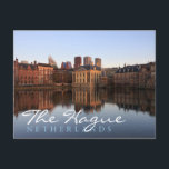 Haager Skyline in den Niederlanden Postkarte<br><div class="desc">Postkarte der modernen Skyline des Stadtzentrums von Den Haag zusammen mit dem historischen Mauritshuis-Museum und dem Sitz des Regierungsparlaments Gebäude mit Reflexion im stillen Wasser des Hofvijver Sees bei Dämmerung in den Niederlanden,  mit dem Text: "Den Haag,  Niederlande".</div>