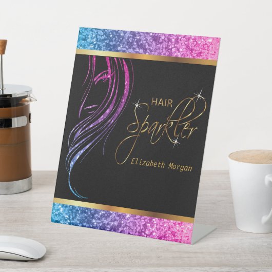 Haar Sparkler in einem farbenfrohen Giro-Glitzer Sockelschild (In SItu)