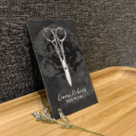 Haar Stylist Chic Schere Dark Floral Chalkboard Visitenkarte<br><div class="desc">Hair Stylist Chic Scissor Dark Floral Chalkboard Business Cards.</div>