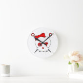 Haar-zusätzlicher Schädel u. Scheren (rot) Runde Wanduhr (Zuhause)