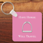 "Habe das Pferd auf Reisen" Stirrup Eisen auf Rosa Schlüsselanhänger (Vorderseite)