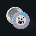 HABE Pronouns farbenfrohe Trans-Flagge Rosa Blau Button<br><div class="desc">Dekorieren Sie Ihr Outfit mit diesem coolen Kunstknopf. Sie können ihn anpassen und auch Text hinzufügen. Karo in meinem Shop für viel mehr Farben und Muster und Pronomen aller Art! Lass mir Bescheid,  wenn du auch etwas Gewohntes willst.</div>