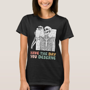 Haben Sie den Tag verdient Halloween Skelett und C T-Shirt