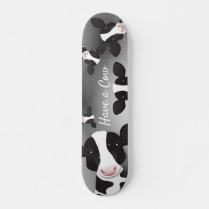 Haben Sie ein Schwarz-weißes graues Tier mit Kuh T Skateboard