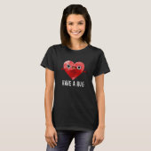 Haben Sie einen Hug Funny Heart Pun Dark BG T-Shirt (Vorne ganz)