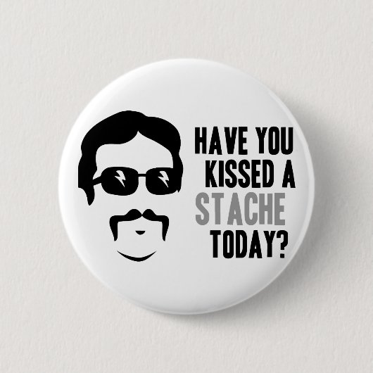 Haben Sie heute geküsst einem Stache Button (Vorderseite)