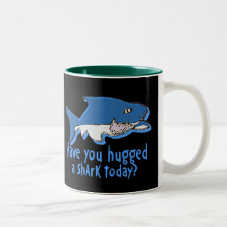 Haben Sie heute umarmt einem Haifisch Zweifarbige Tasse