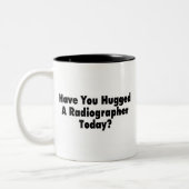 Haben Sie heute umarmt einem Röntgentechniker Zweifarbige Tasse (Links)