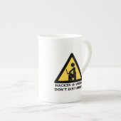 Hacker am Arbeitsplatz Porzellantasse (Vorderseite Rechts)