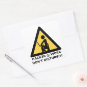 Hacker am Arbeitsplatz Quadratischer Aufkleber (Umschlag)