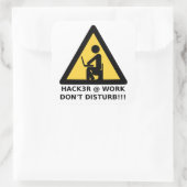 Hacker am Arbeitsplatz Quadratischer Aufkleber (Tasche)