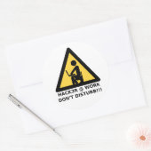 Hacker am Arbeitsplatz Runder Aufkleber (Umschlag)