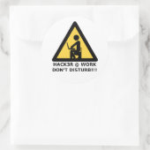 Hacker am Arbeitsplatz Runder Aufkleber (Tasche)