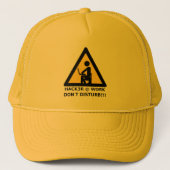 Hacker am Arbeitsplatz Truckerkappe (Vorderseite)
