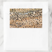 Hacktes Holz auf einem rechteckigen Aufkleber (Tasche)