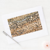 Hacktes Holz auf einem rechteckigen Aufkleber (Umschlag)