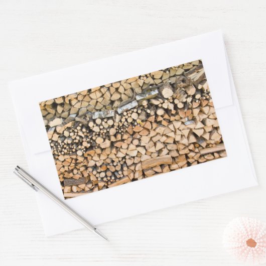 Hacktes Holz auf einem rechteckigen Aufkleber (Umschlag)