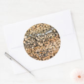 Hacktes Holz auf einem runden Haufen Runder Aufkleber (Umschlag)