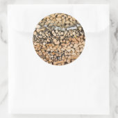 Hacktes Holz auf einem runden Haufen Runder Aufkleber (Tasche)