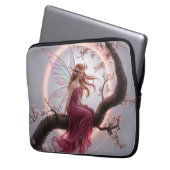 Hada mágica entre flores de cerezo – Ilustración d Laptopschutzhülle (Vorderseite Links)