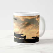 Hadley Page Halifax Bomber Safely Zuhause. Jumbo-Tasse (Vorderseite Rechts)