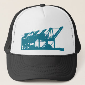 Hafen Harbror Kräne im blauen Hut Truckerkappe