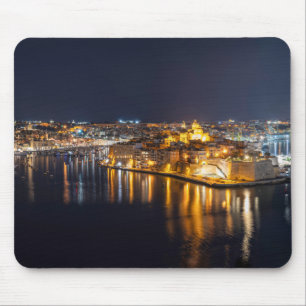 Hafen in Malta in der Nacht erleuchtet Mousepad
